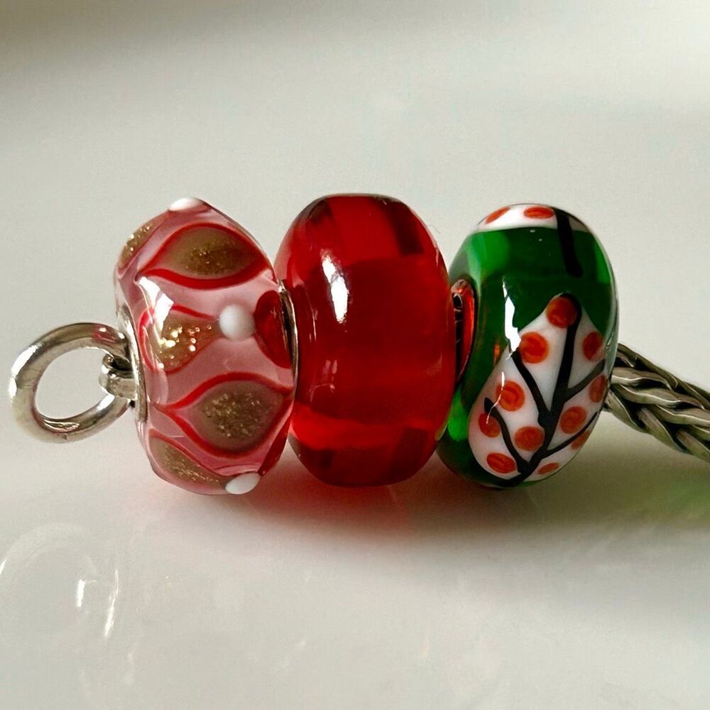TROLLBEADS 2 Uniques Green Red & Glitter LAA 925S w Artisan Red Glass & Silver